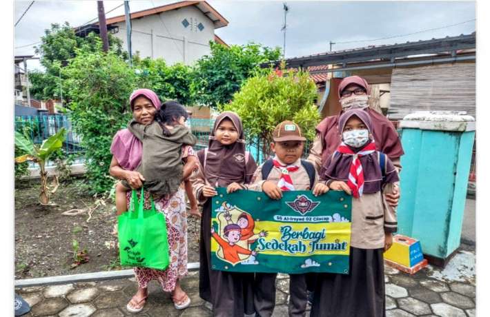 Bansos Warga di Lingkungan SD Al-Irsyad 02