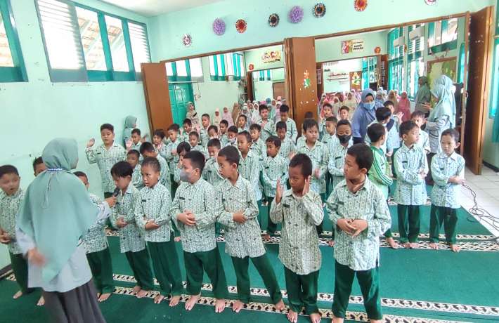 Praktik Ibadah di Aula SD Al Irsyad 02 Cilacap