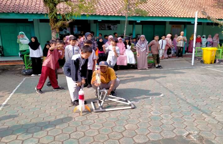 Puluhan Roket Air Mengudara di Langit Sekolah